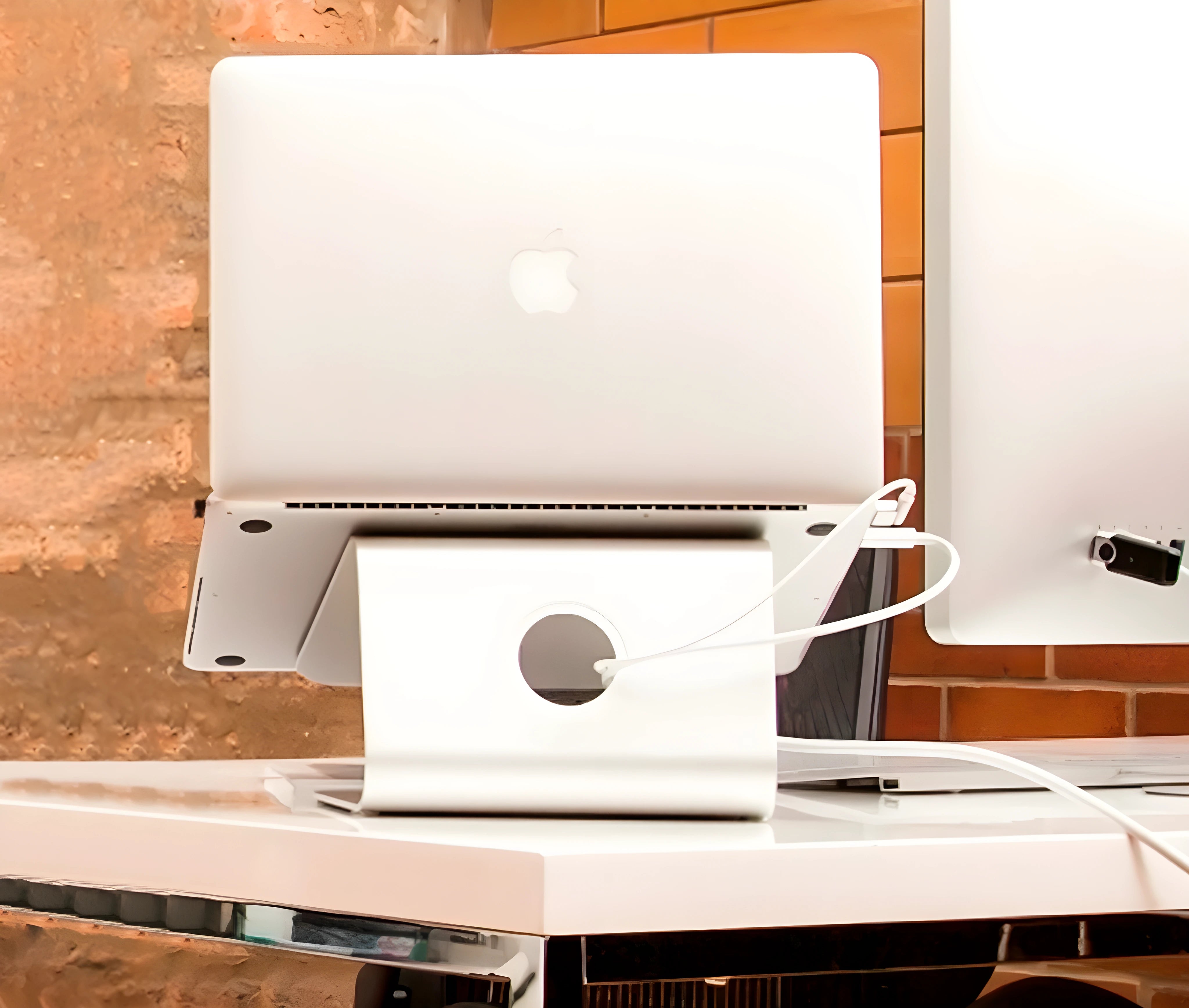 Elevador con Base Giratorio para Laptop 11 a 17 Pulg