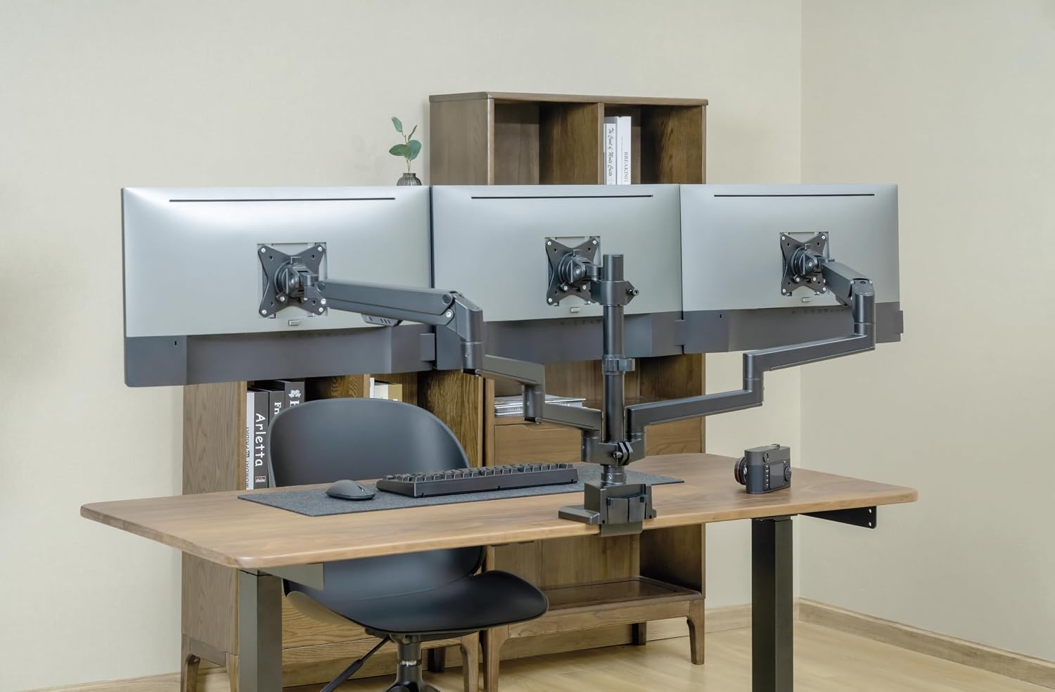 RACK CON TRIPLE BRAZO GAS SPRING PARA 3 MONITORES DE 17 A 30 PULG -MONTADO EN POSTE