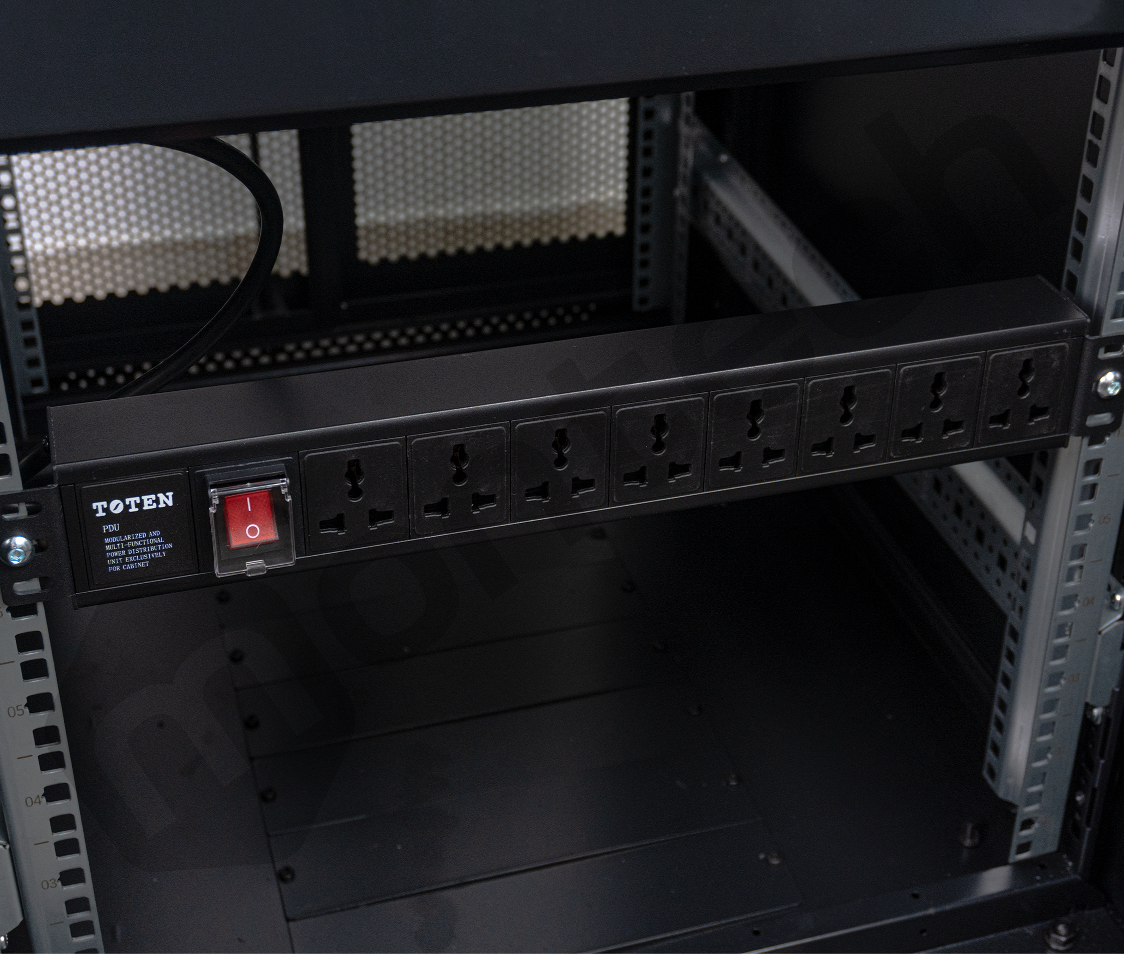 PDU Power Rack tomacorriente 8 tomas / UL PLUG 220-250V ,15 A / Cable 16AWG x 3Mt