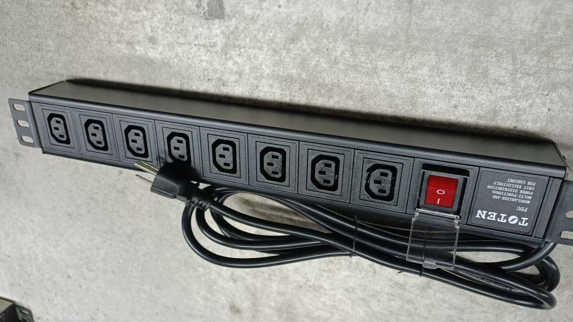 PDU Power Rack de 8 tomas C13 /  Enchufe Nema 5-15P  / Cable 3Mt x 16AWG