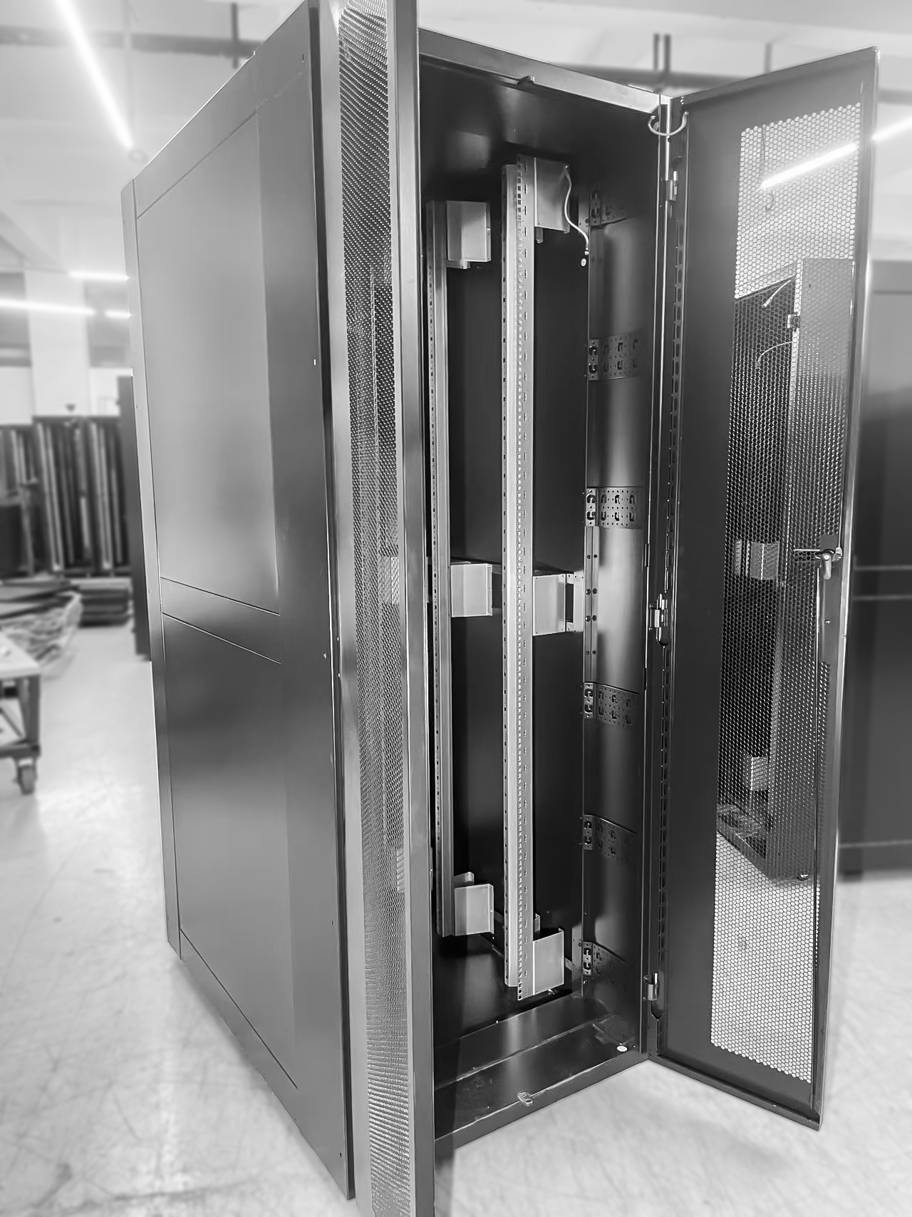 Gabinete de Piso para Servidores / 45 RU / 80x120x210 cm (AnchoxProf.xAlt.) / Puerta Frontal Microperforada Posterior Doble Microperforadas