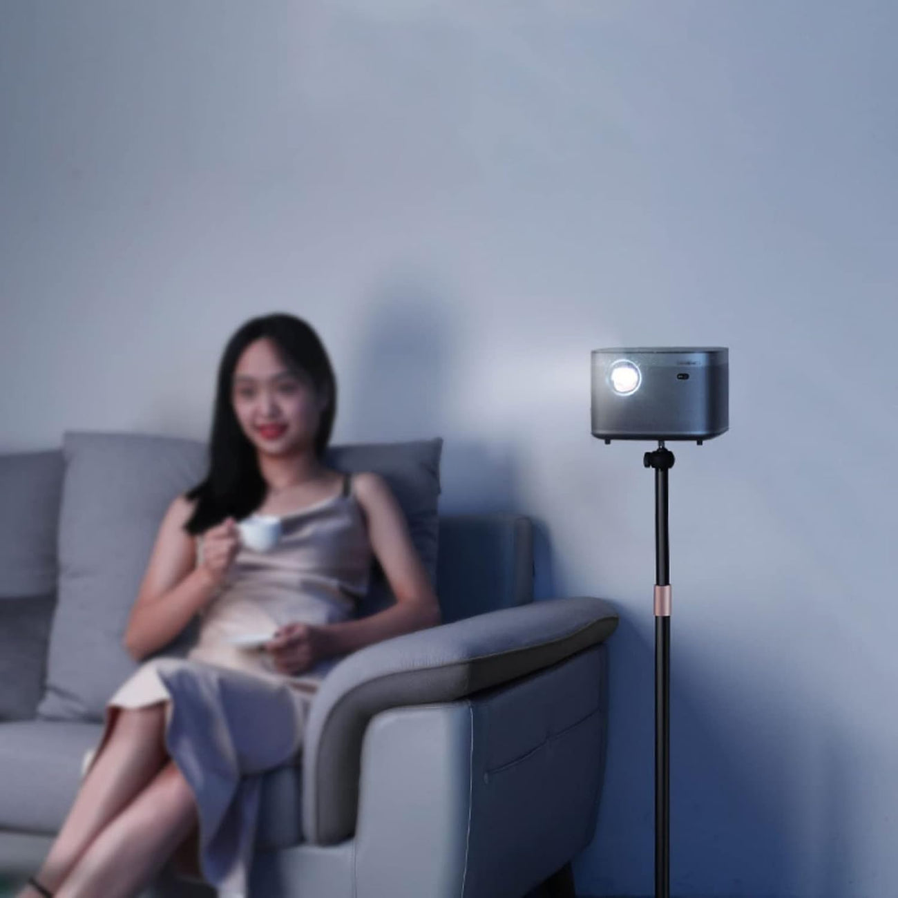 Soporte Parante para Mini Proyector con Rotación 360° / Altura Max 136 cm