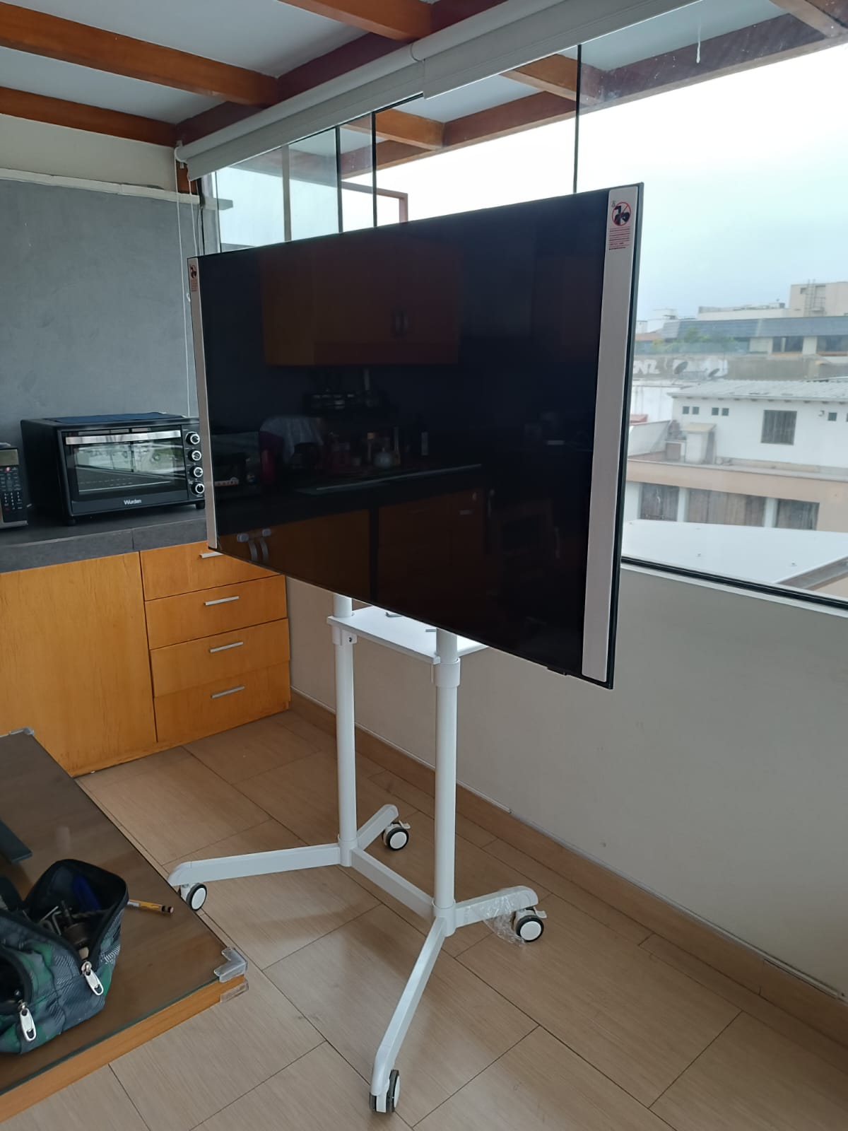 Pedestal con Rotacion Vertical y Horizontal para TV 37 a 70 Pulg / Rotación 90° / VESA Max 600x400mm / Carga 70 kg