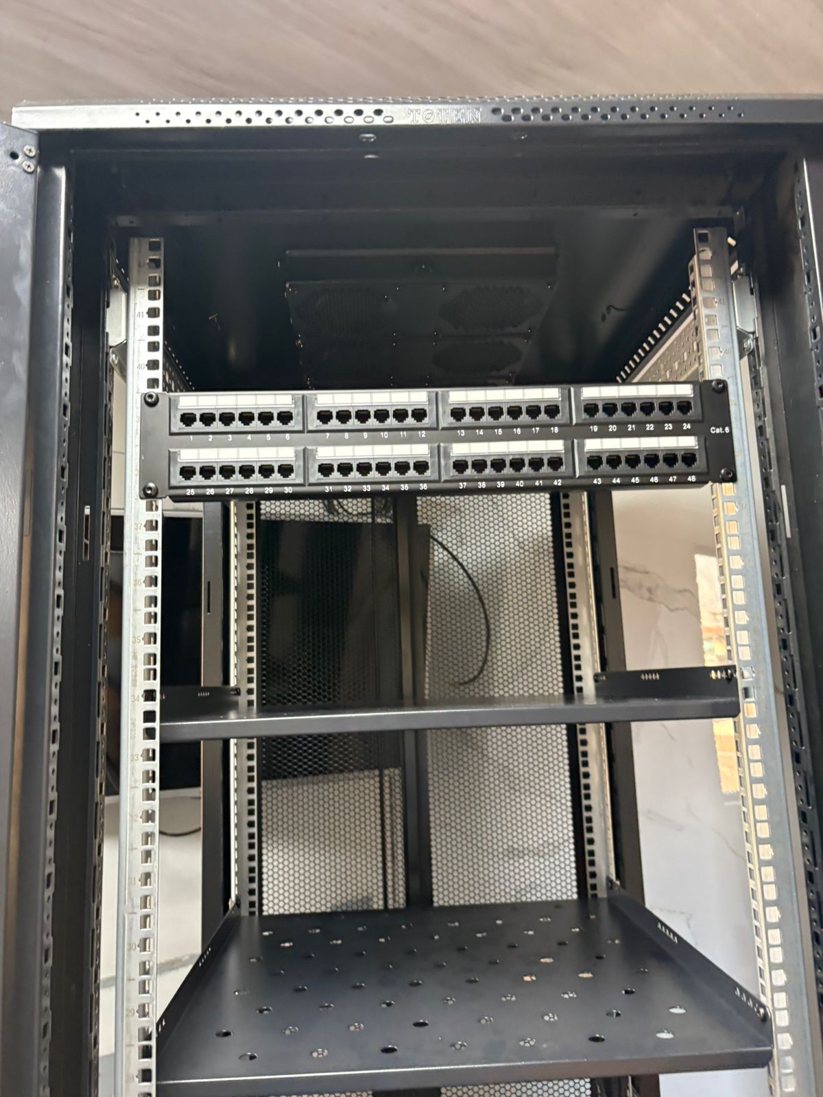 PATCH PANEL DE 48 PUERTOS RJ-45 CAT 6