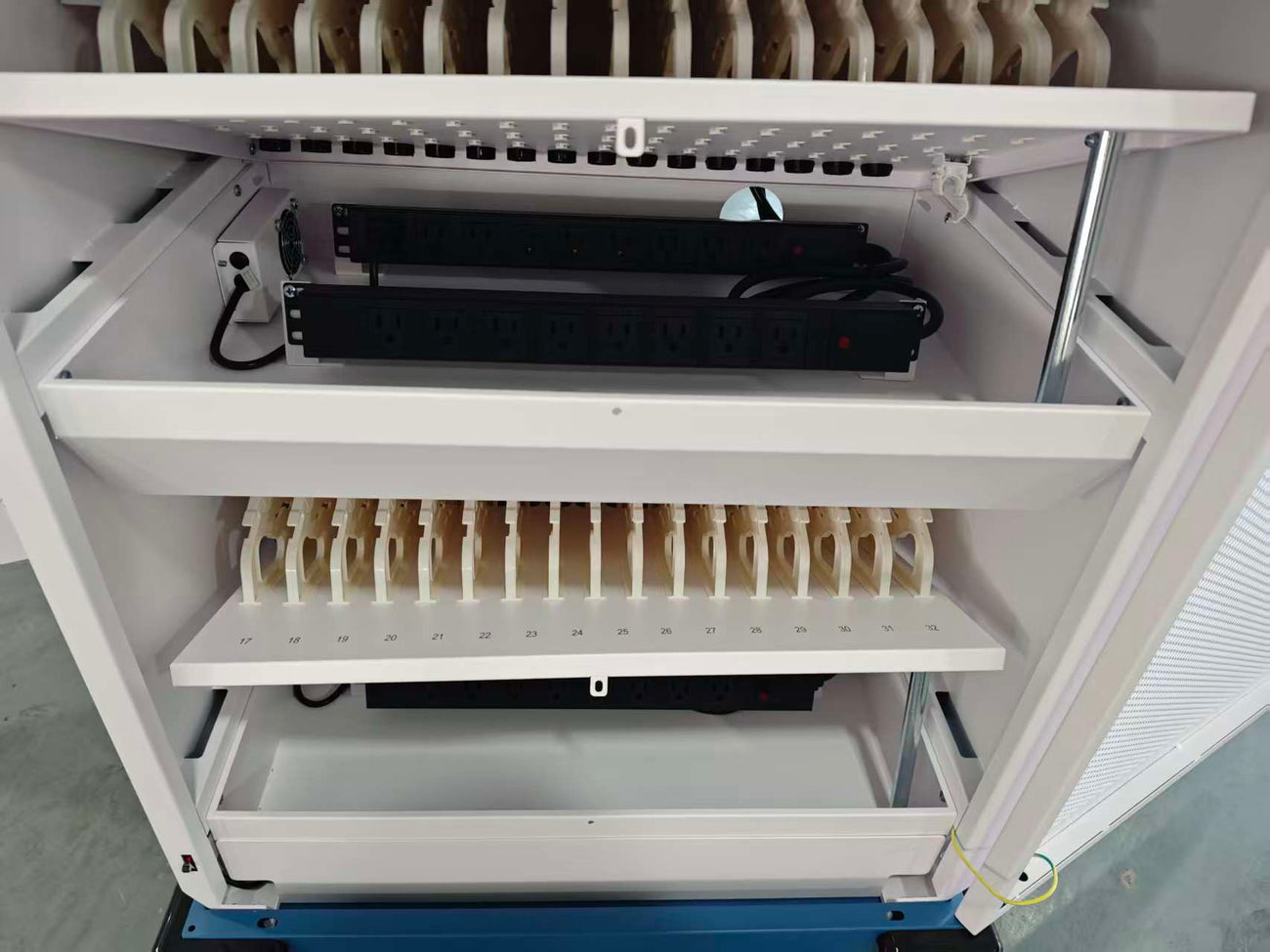 Estacion Gabinete de Carga Movil para Portatiles Tablet  Laptops 15.6 Pulg / 32 Puertos