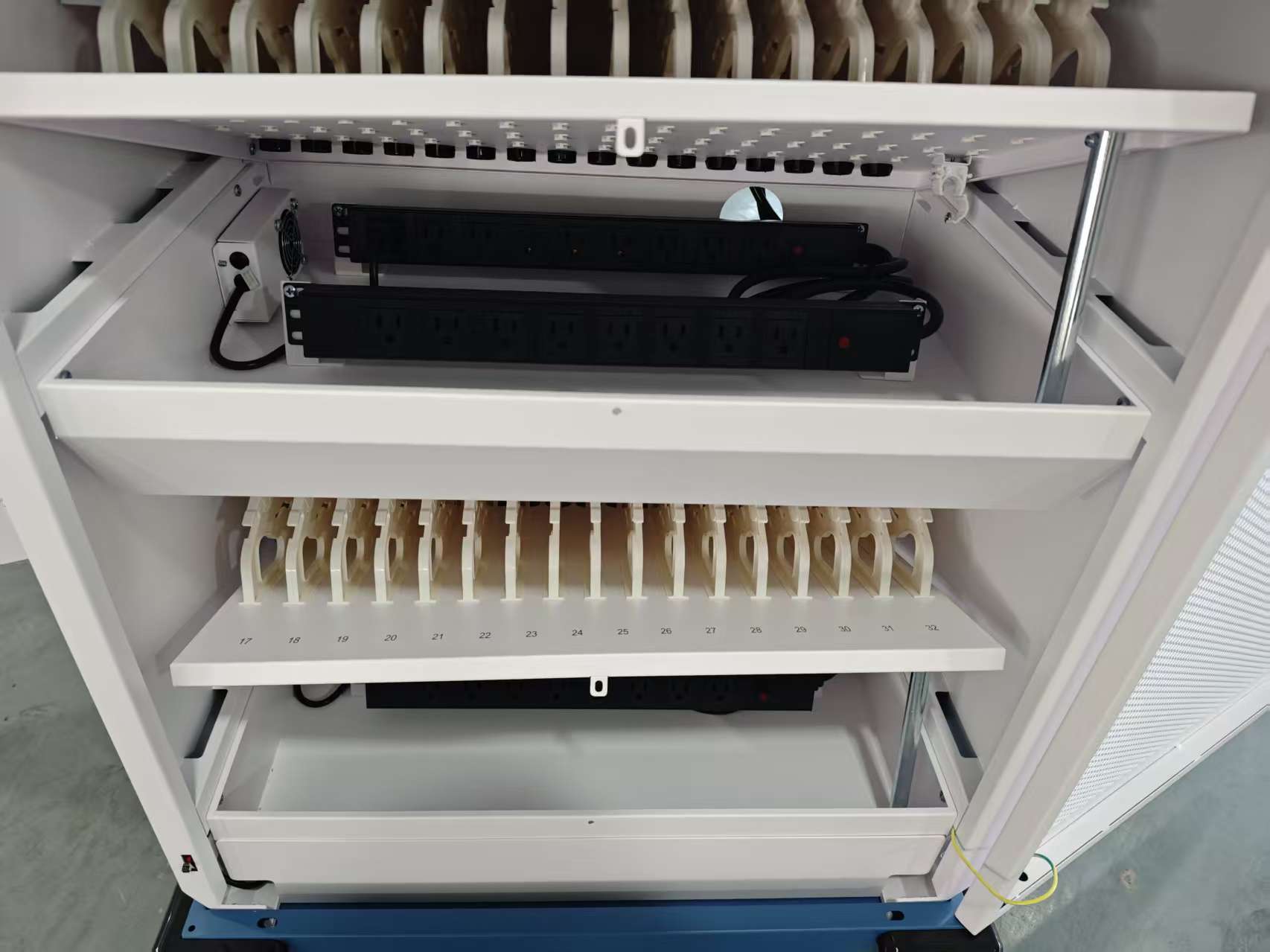 Estacion Gabinete de Carga Movil para Portatiles Tablet  Laptops 15.6 Pulg / 32 Puertos