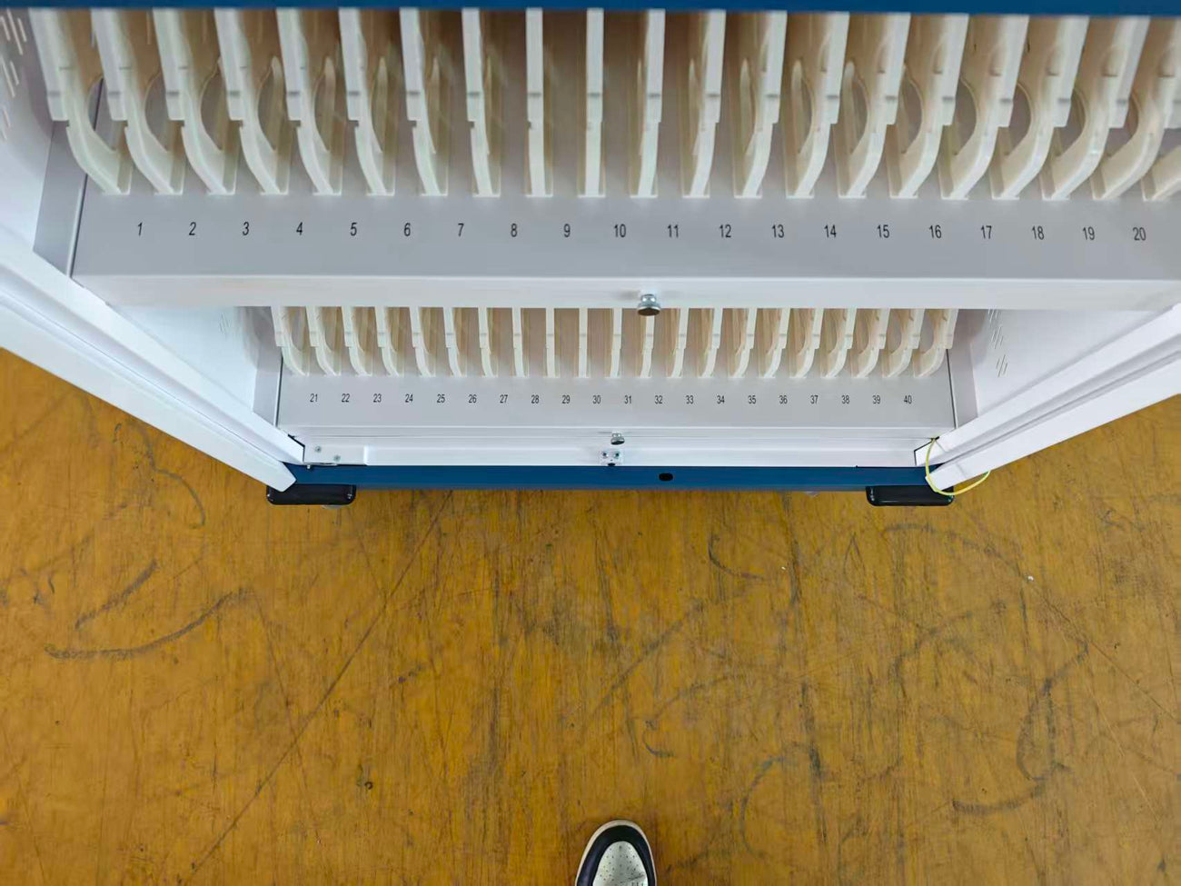 Estacion Gabinete de Carga Movil para Portatiles Tablet  Laptops 15.6 Pulg / 40 Puertos