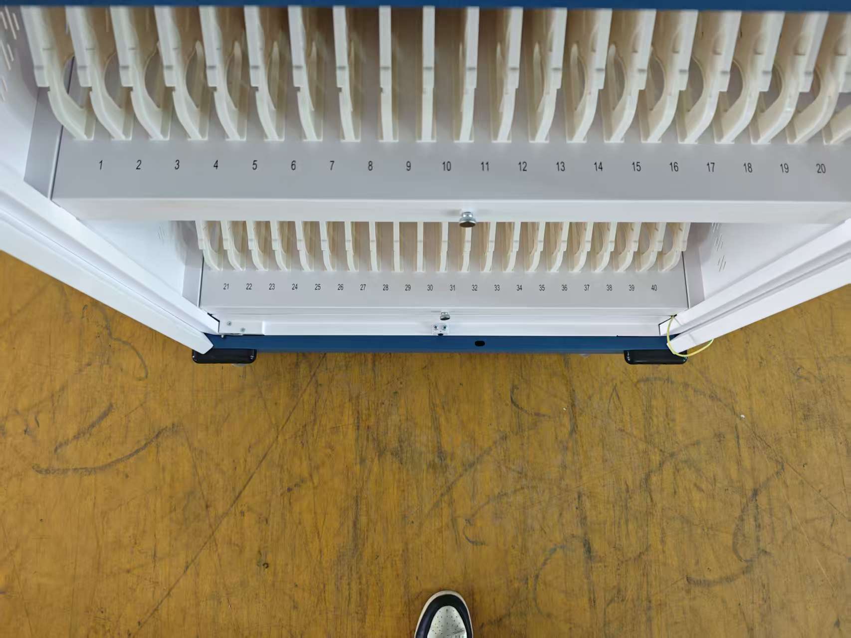 Estacion Gabinete de Carga Movil para Portatiles Tablet  Laptops 15.6 Pulg / 40 Puertos