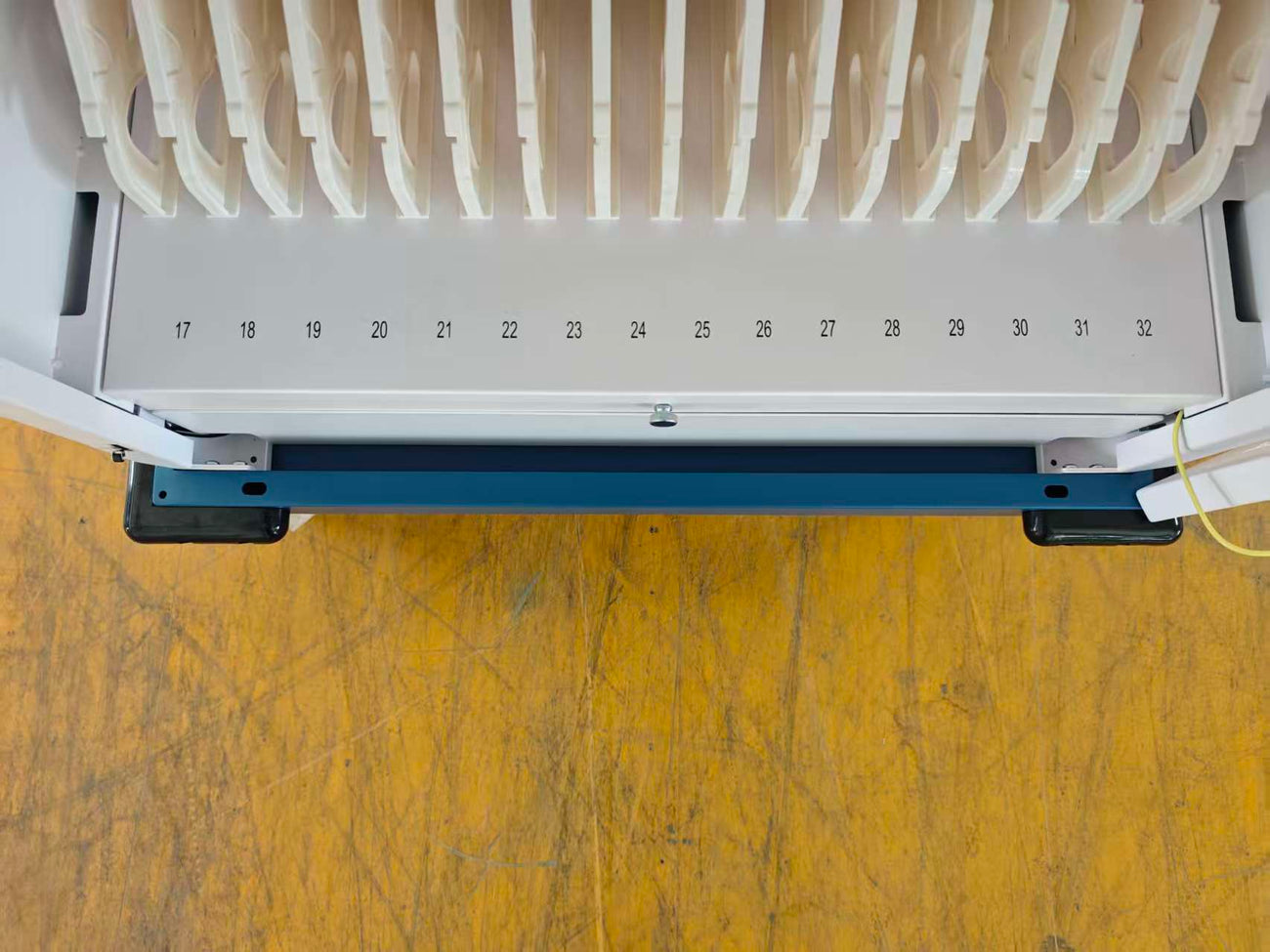 Estacion Gabinete de Carga Movil para Portatiles Tablet  Laptops 15.6 Pulg / 32 Puertos