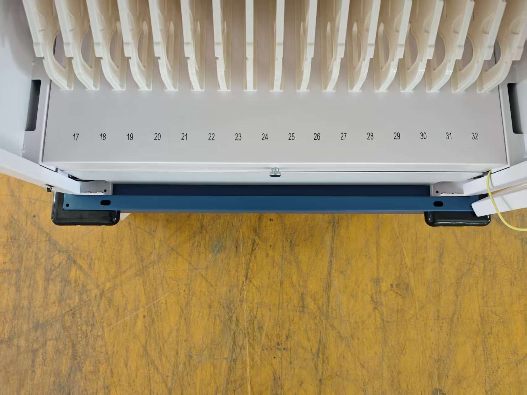 Estacion Gabinete de Carga Movil para Portatiles Tablet  Laptops 15.6 Pulg / 32 Puertos