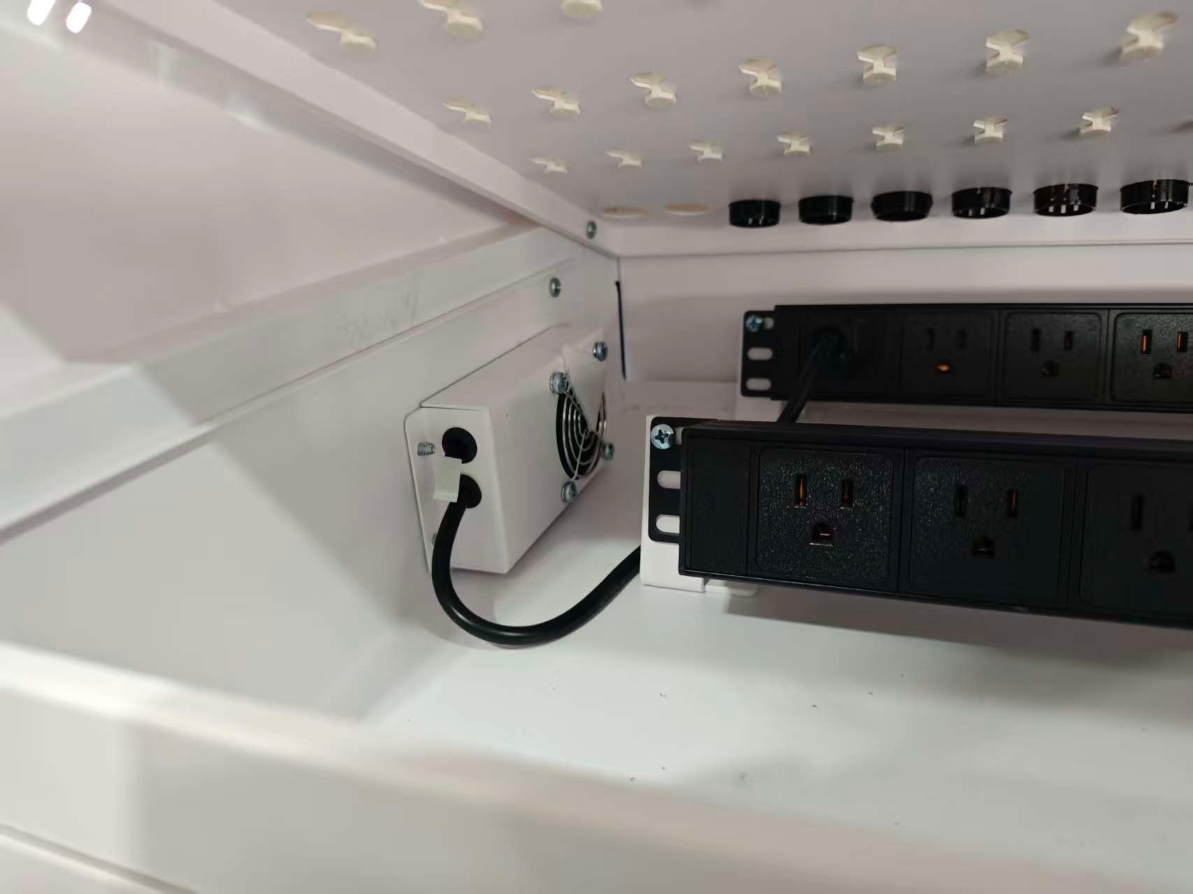 Estacion Gabinete de Carga Movil para Portatiles Tablet  Laptops 15.6 Pulg / 40 Puertos