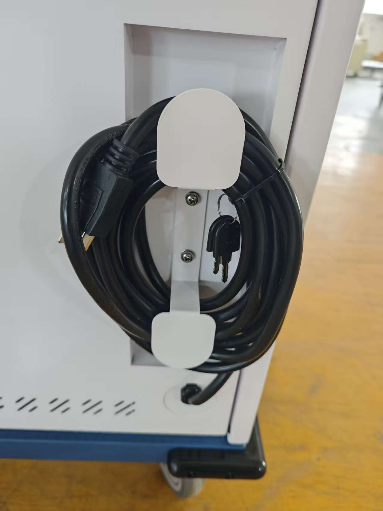 Estacion Gabinete de Carga Movil para Portatiles Tablet  Laptops 15.6 Pulg / 32 Puertos