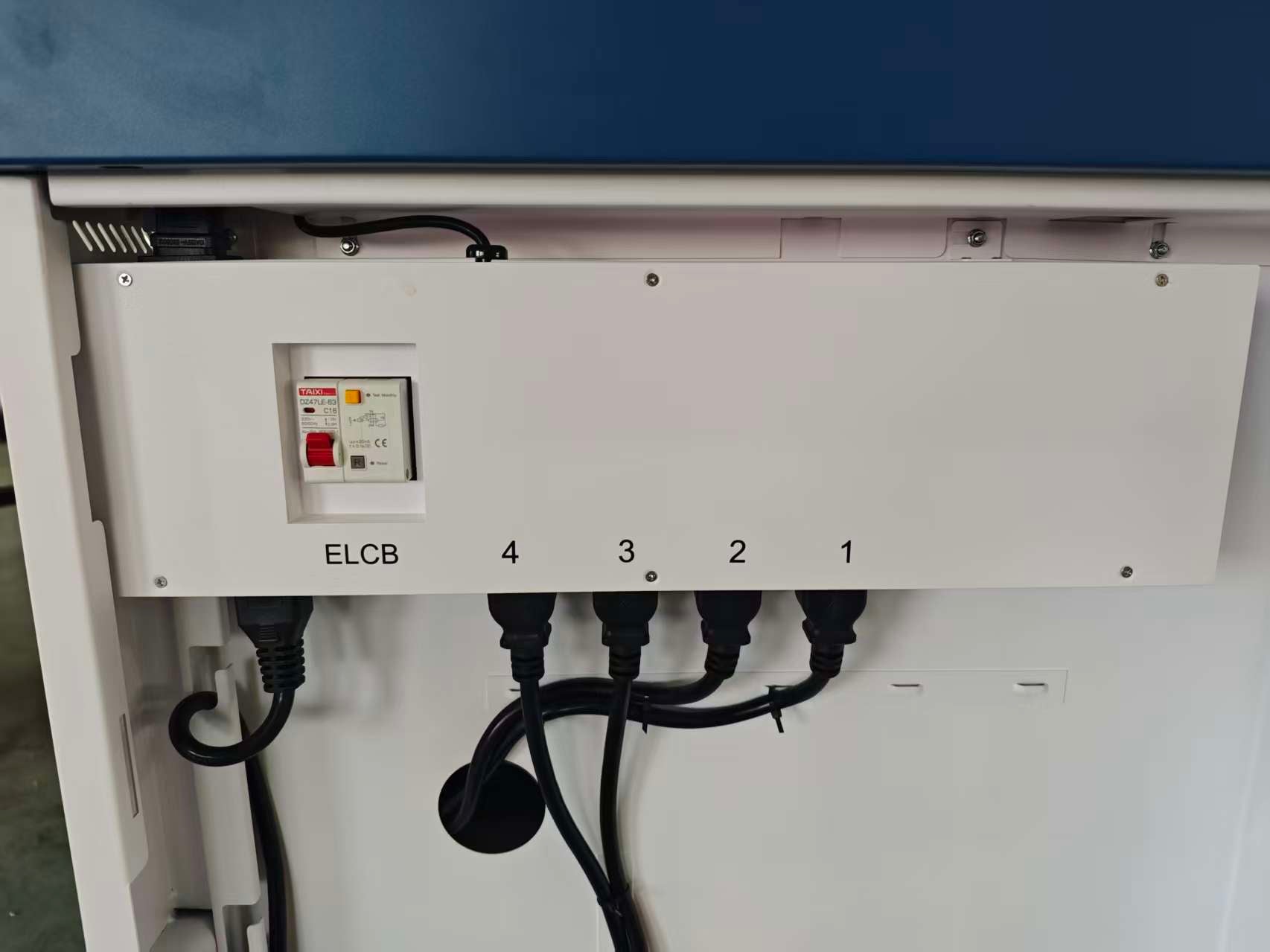 Estacion Gabinete de Carga Movil para Portatiles Tablet  Laptops 15.6 Pulg / 32 Puertos