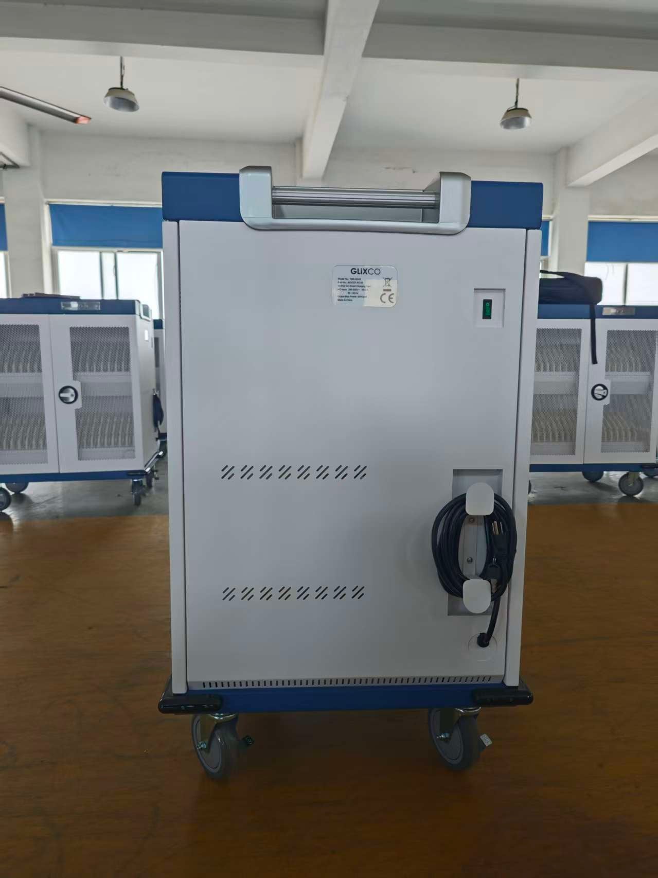 Estacion Gabinete de Carga Movil para Portatiles Tablet  Laptops 15.6 Pulg / 40 Puertos