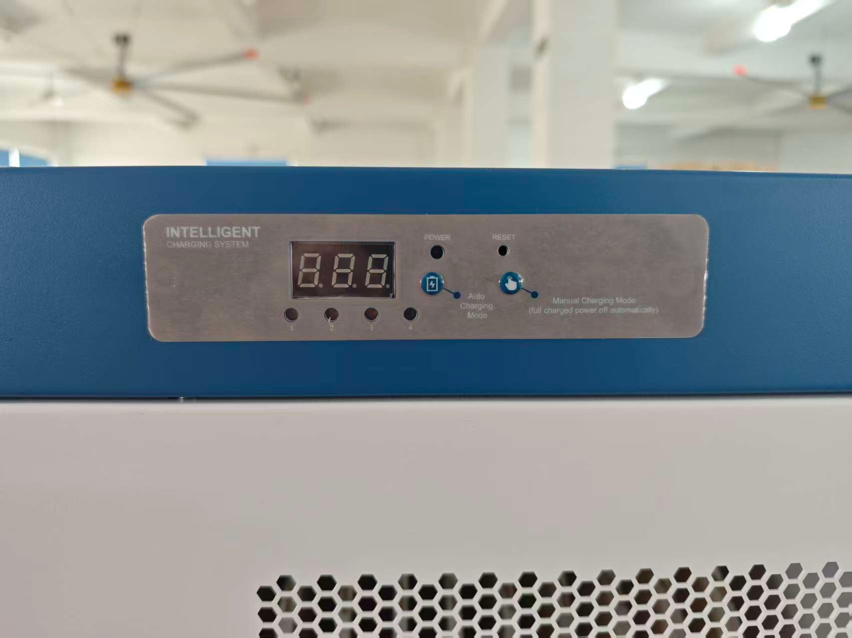 Estacion Gabinete de Carga Movil para Portatiles Tablet  Laptops 15.6 Pulg / 40 Puertos