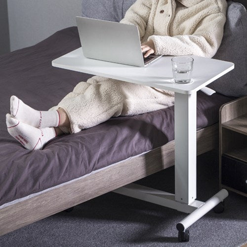 Mesa Auxiliar con Ruedas / Escritorio movil para Laptop / Altura Pata 103mm / Tablero Melamina 71 x 40cm / Altura regulable 71 a 106cm / Uso en Cama , Sofa u Hospital